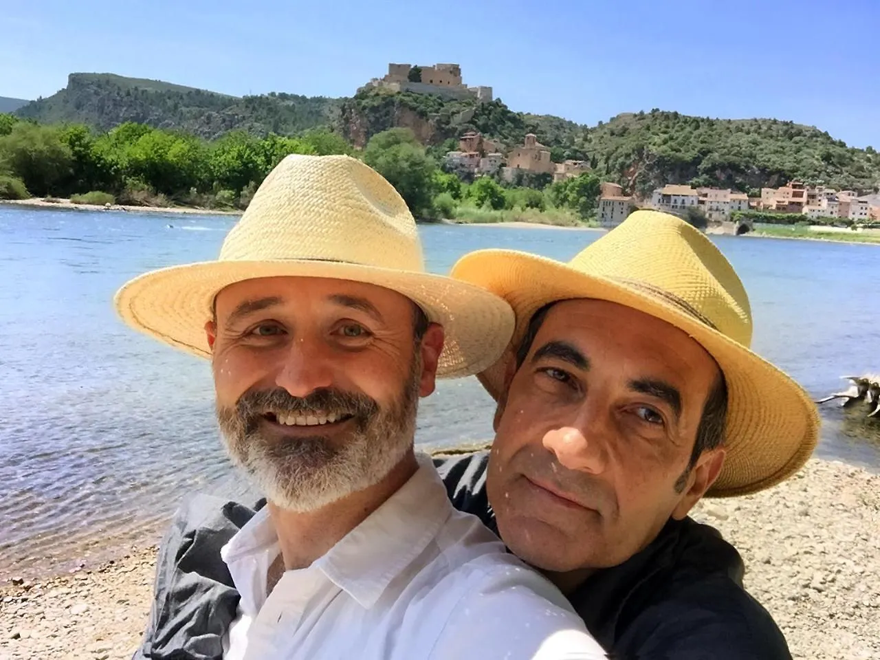 El Balco De Miravet, Oasis De Paz Junto Al Castillo Con Vistas Al Rio Ebro