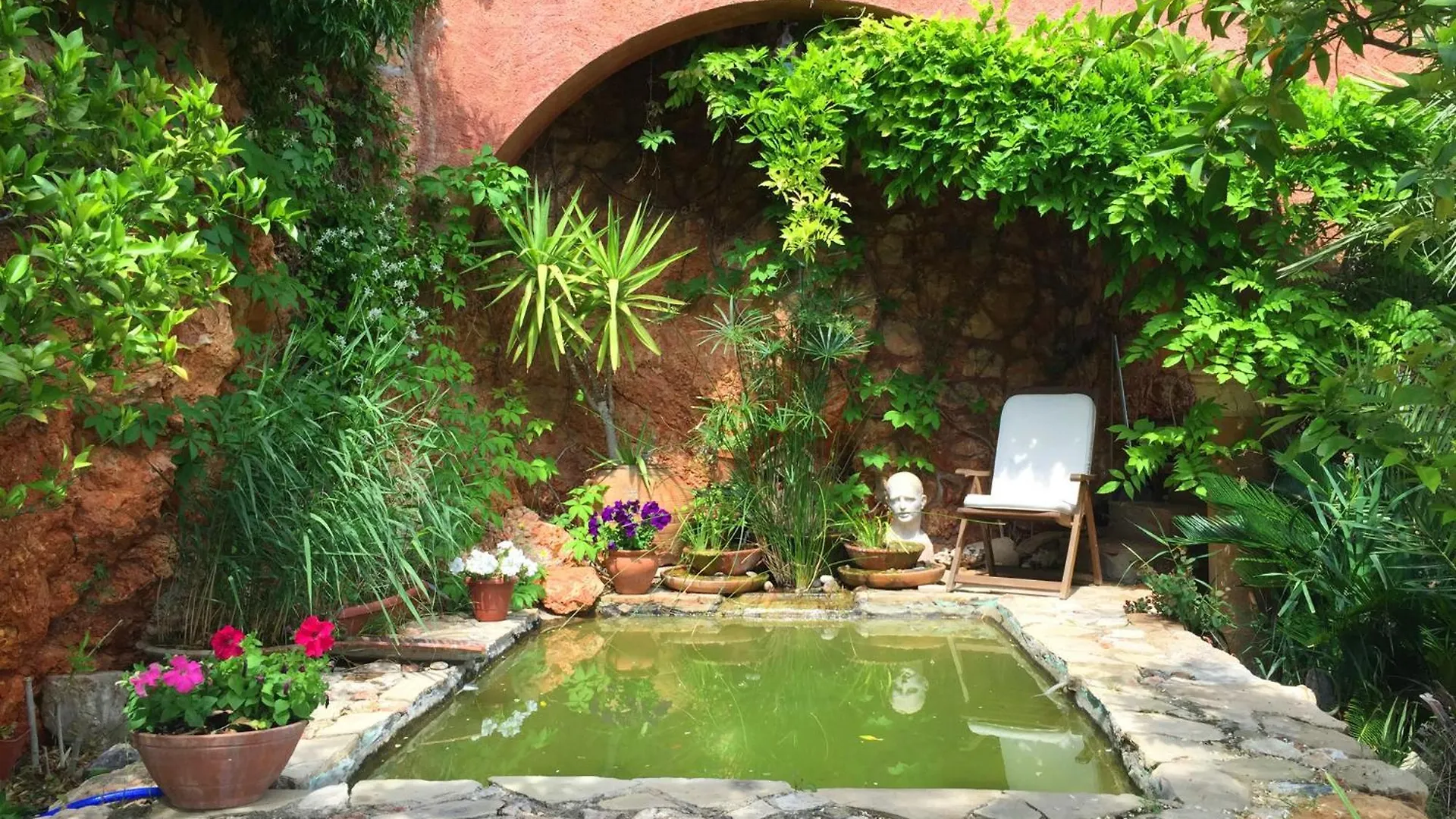 El Balco De Miravet, Oasis De Paz Junto Al Castillo Con Vistas Al Rio Ebro Spain